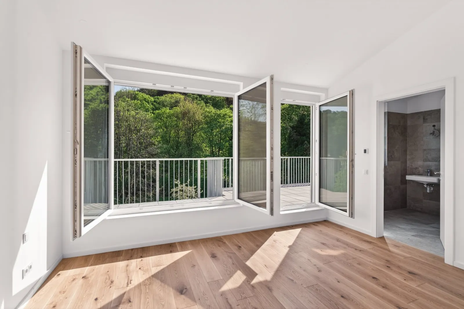 Grün, Großzügig, Gehoben - 4-Schlafzimmer-Traum mit Wald-Panorama - 7/8